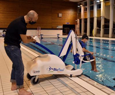 La piscine Ar Poull-neuial est équipée d'un fauteuil de mise à l'eau pour les personnes en situation de handicap