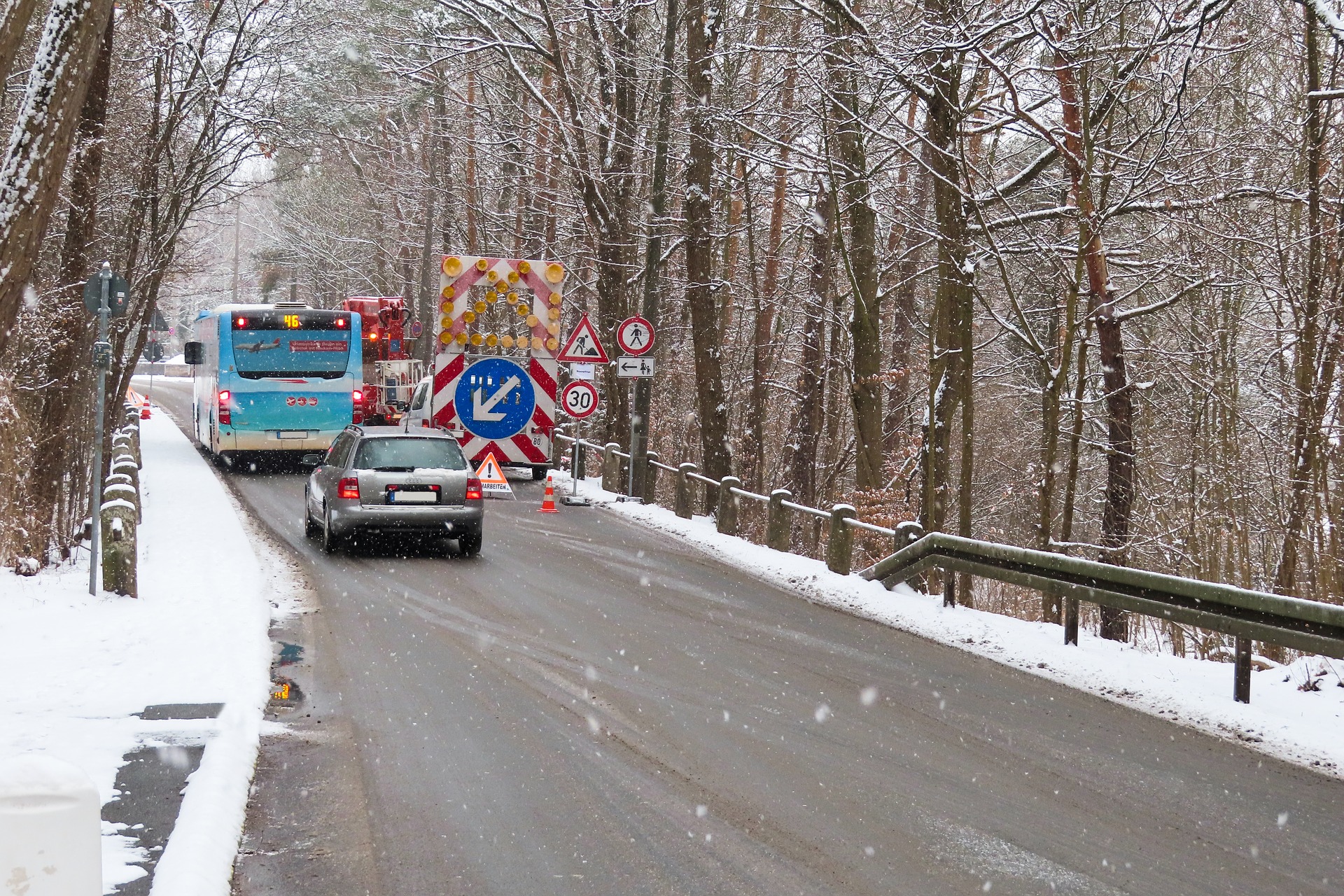 bus neige route avec voiture