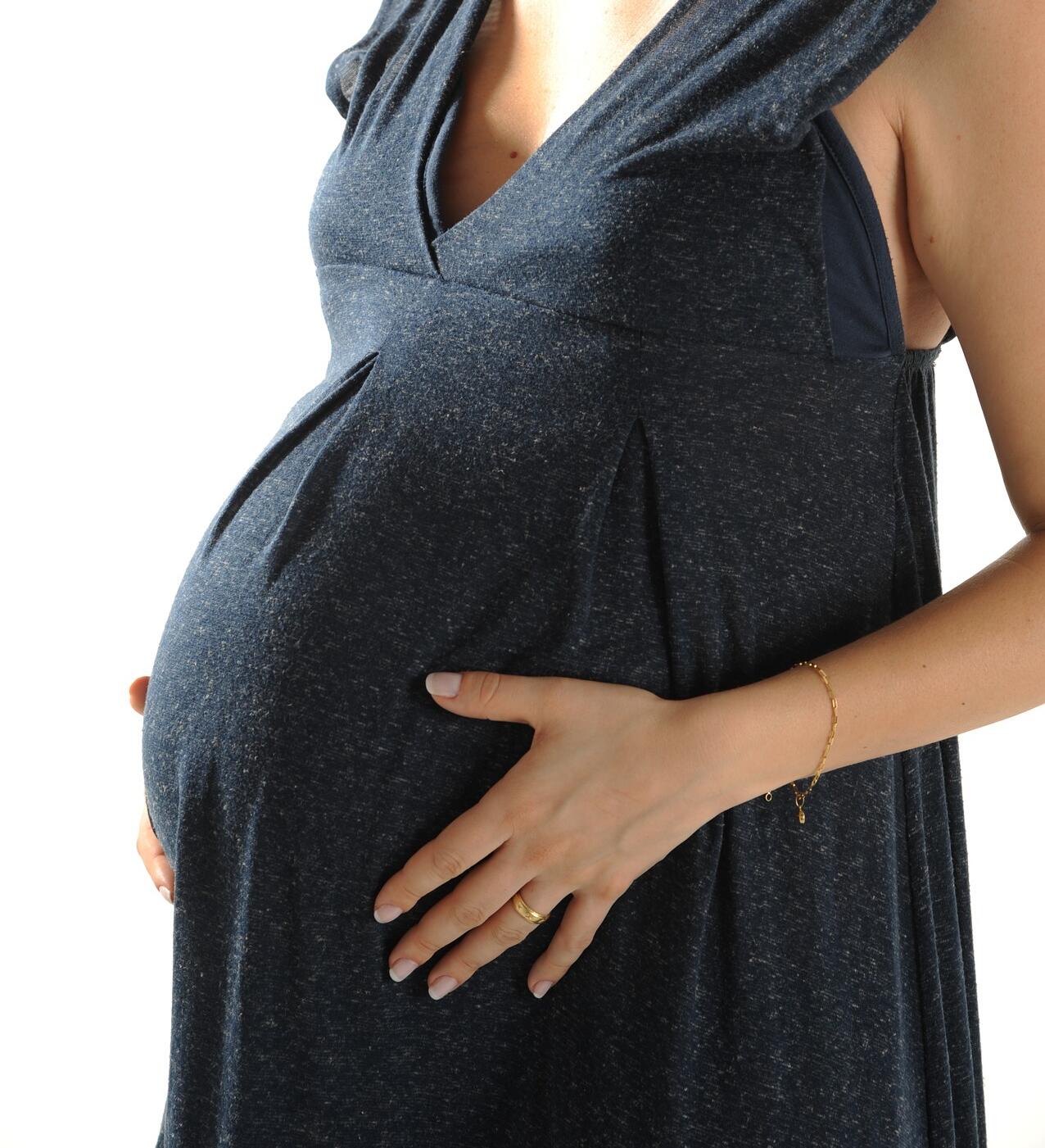 femme enceinte qui touche son ventre