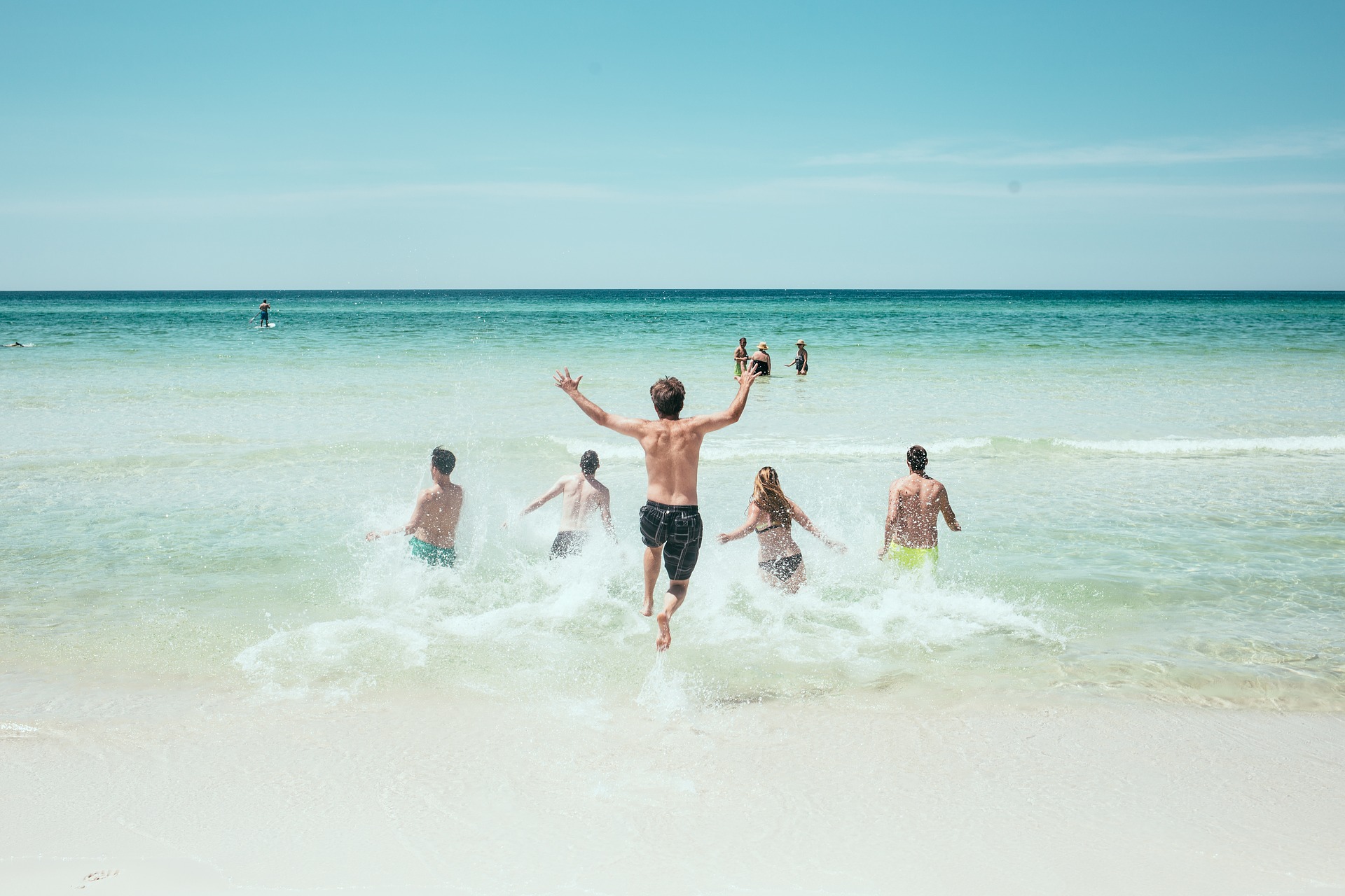 jeunes qui se jettent à la mer à la plage