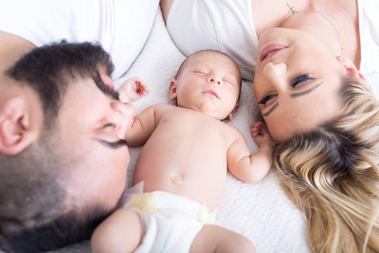 famille papa maman et bebe qui dorment ensemble