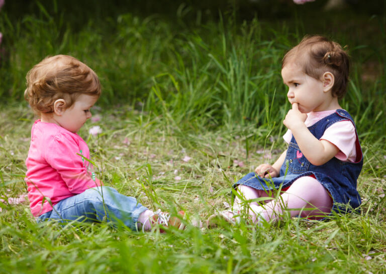 Photo bébés jouent dehors