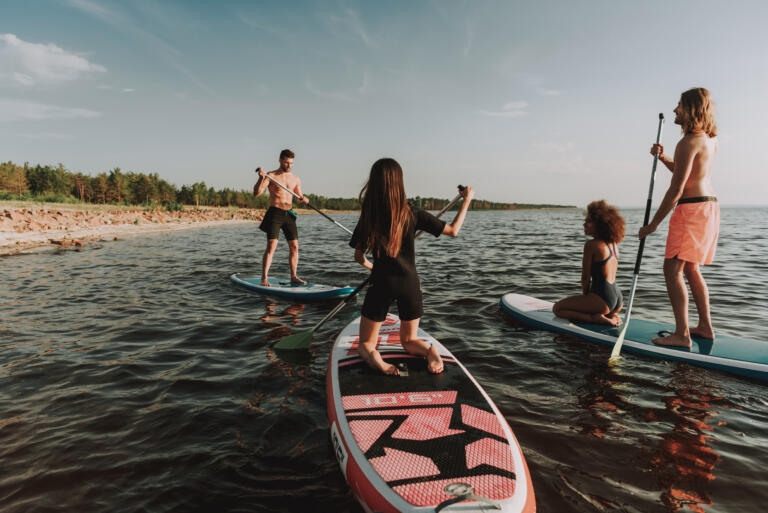 Photo jeunes qui font du paddle