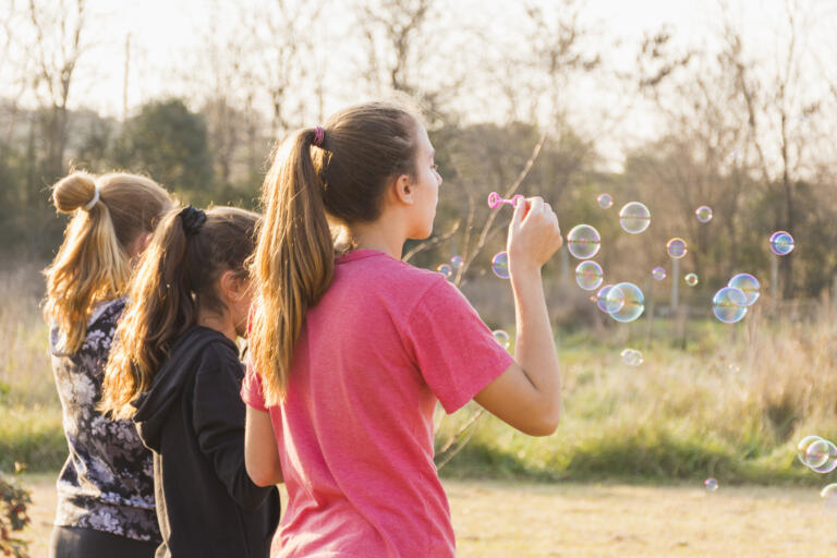Filles qui font des bulles