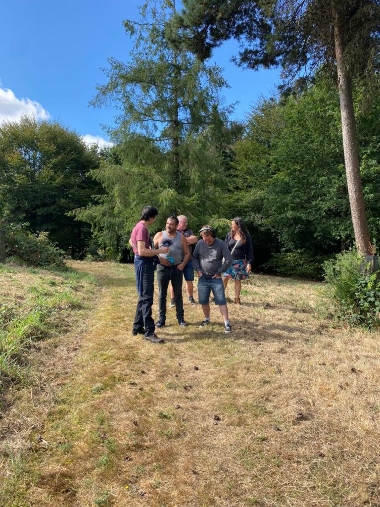 Photo personne qui écoutent le guide