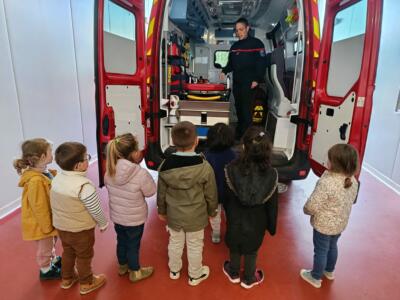 Photo enfants et ambulance pompier
