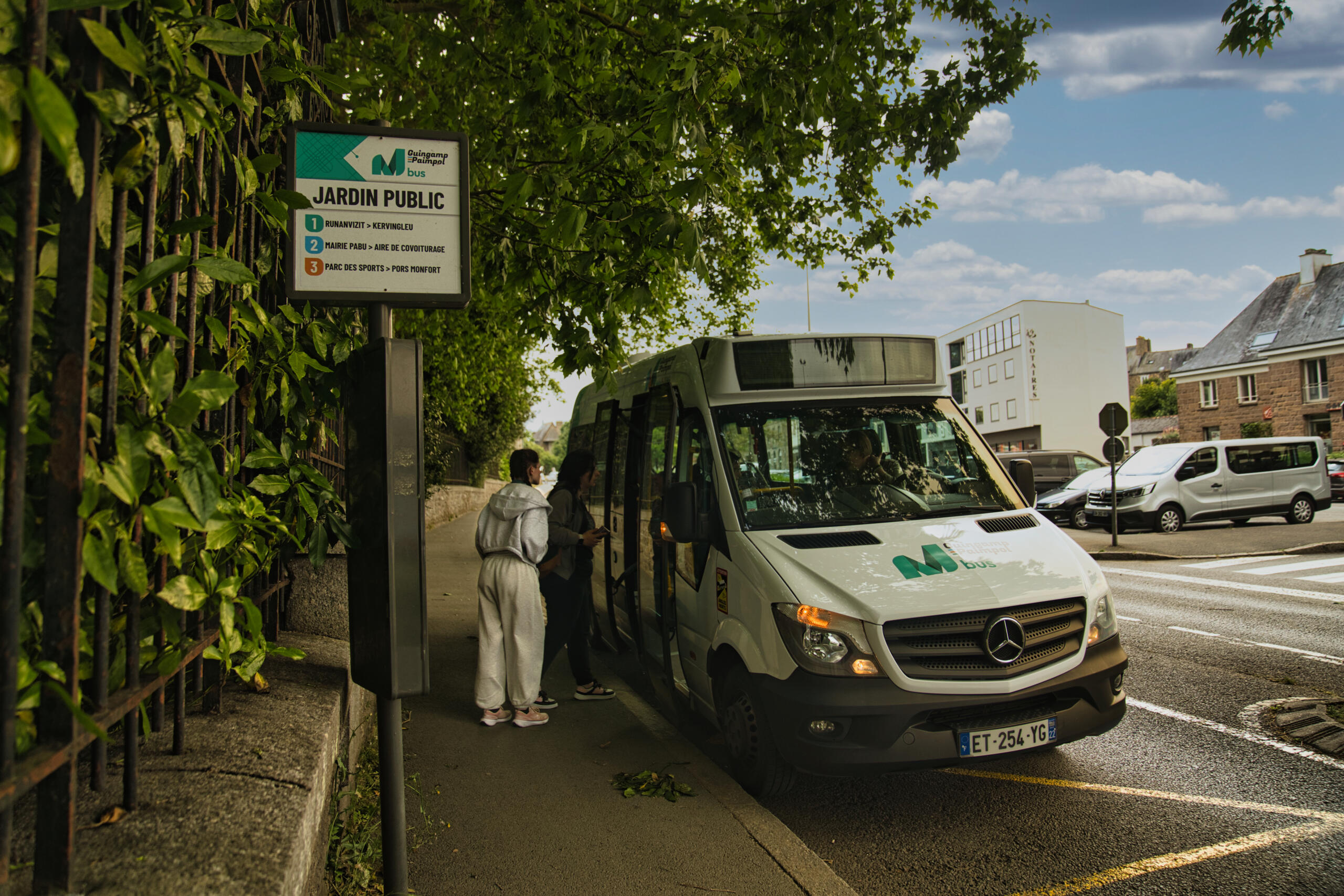Arrêt de bus et bu Guingamp-Paimpol Mobilité