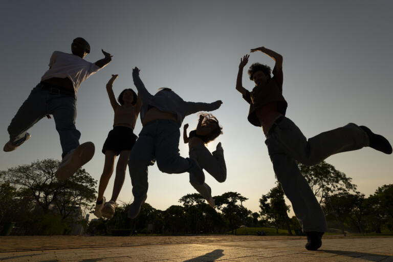 Photos jeunes saut en l'aire