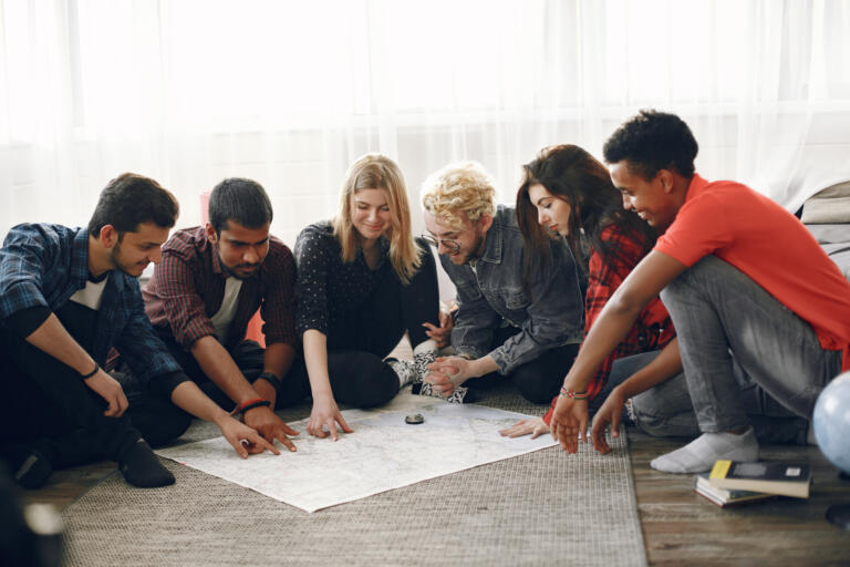 Photos jeunes travaillent sur projet